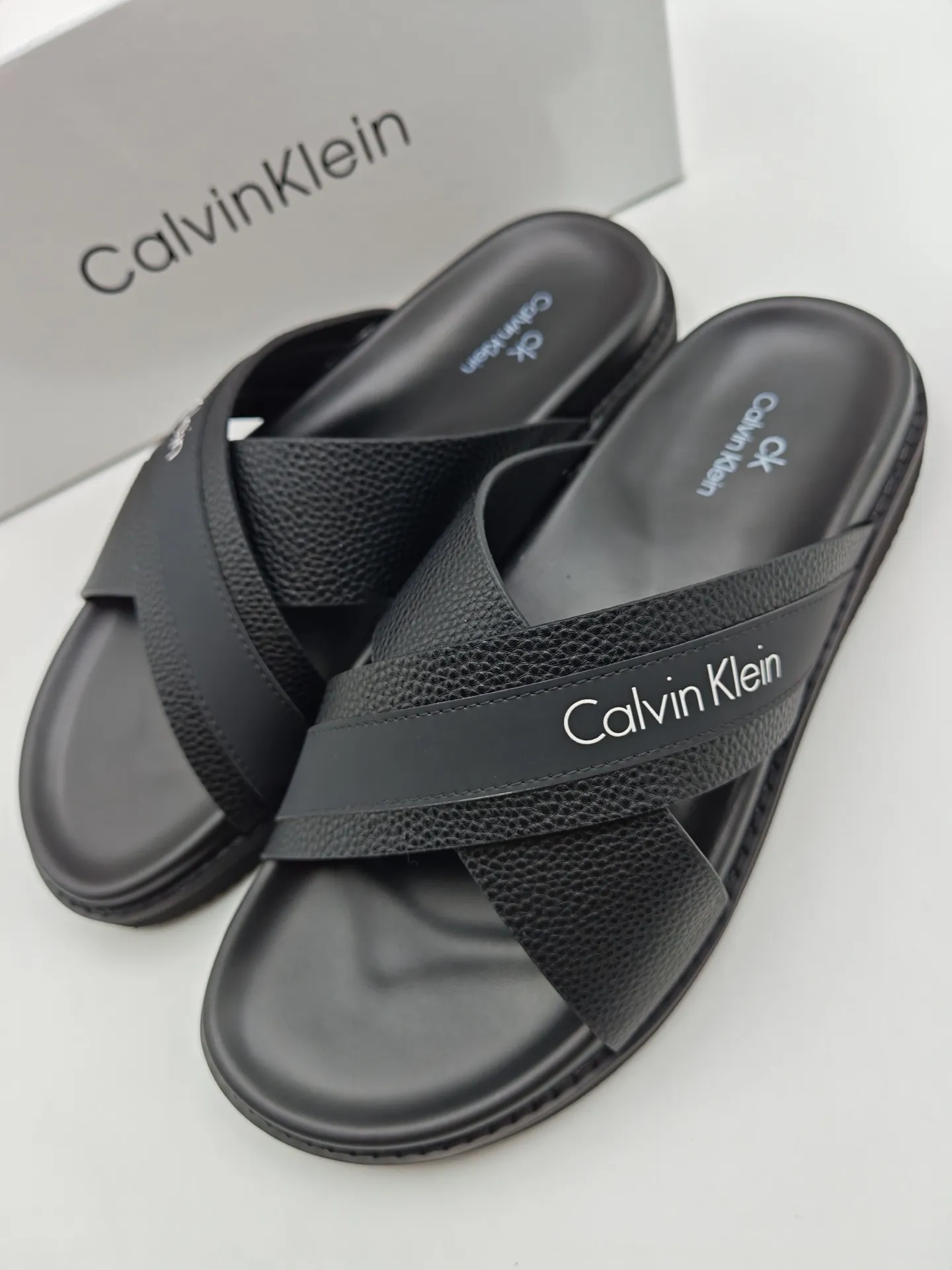 Men's shoes 💰300 Calvin Klein CK men's slippers, the upper of this slipper is made of imported cowhide, and the sole is also imported new EVA material. The foamed ultra-light outsole is more non-slip, three-dimensional and skin-friendly. Available from stock, long-term availability, Size: 38-46 yards.